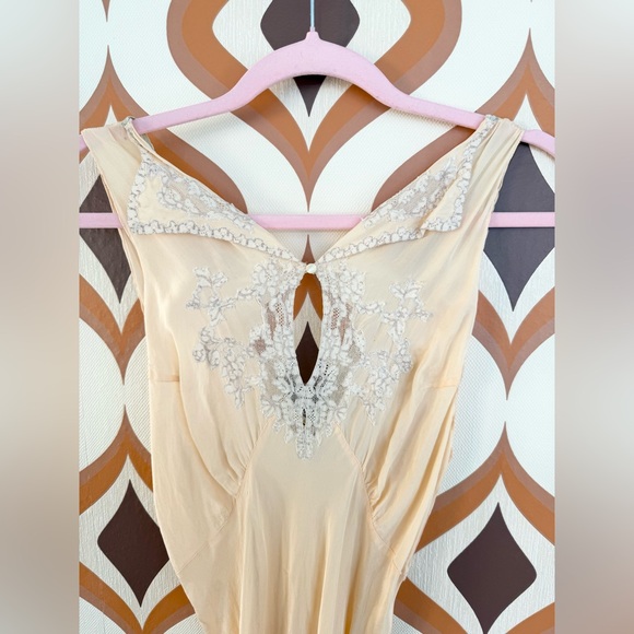 1930s-1940s silk slip with bias cut in peach. - Picture 4 of 9